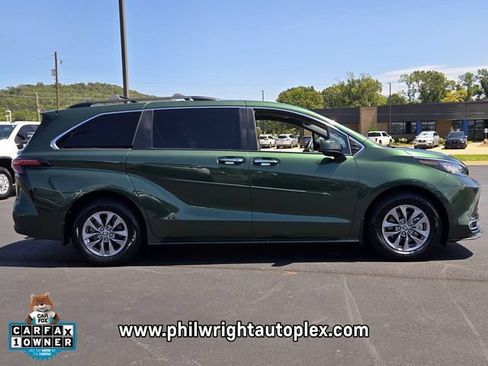 Used 2022 Toyota Sienna XLE FWD image 2