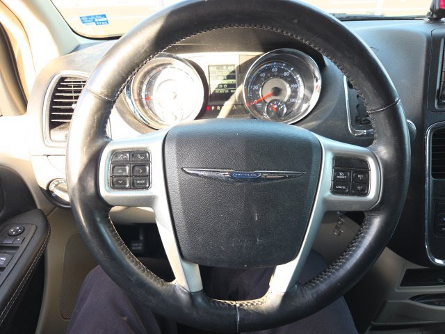 Used 2015 Chrysler Town & Country Touring FWD image 3
