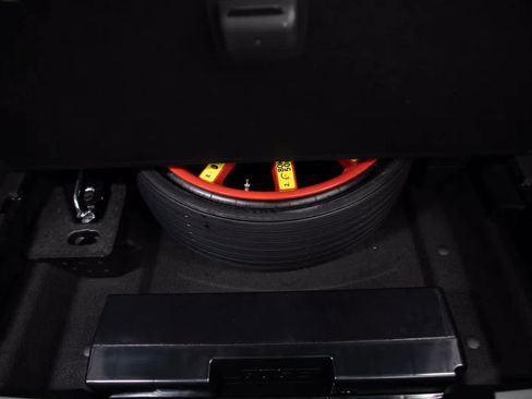 Certified 2025 Porsche Macan image 30