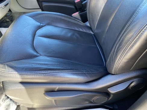 Used 2020 Chrysler Voyager L image 11