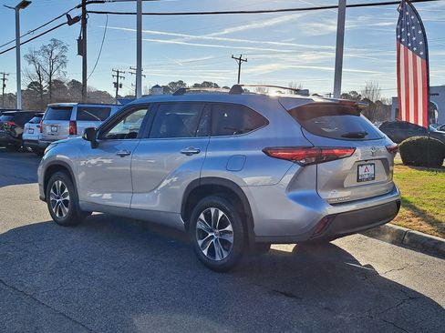 Used 2022 Toyota Highlander XLE image 11