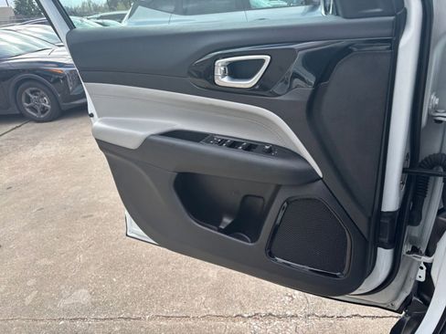 Used 2025 Jeep Compass Limited image 20