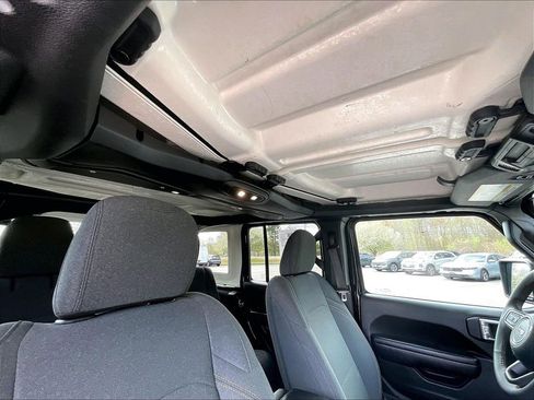Used 2024 Jeep Wrangler Unlimited Sport AWD/4WD image 7