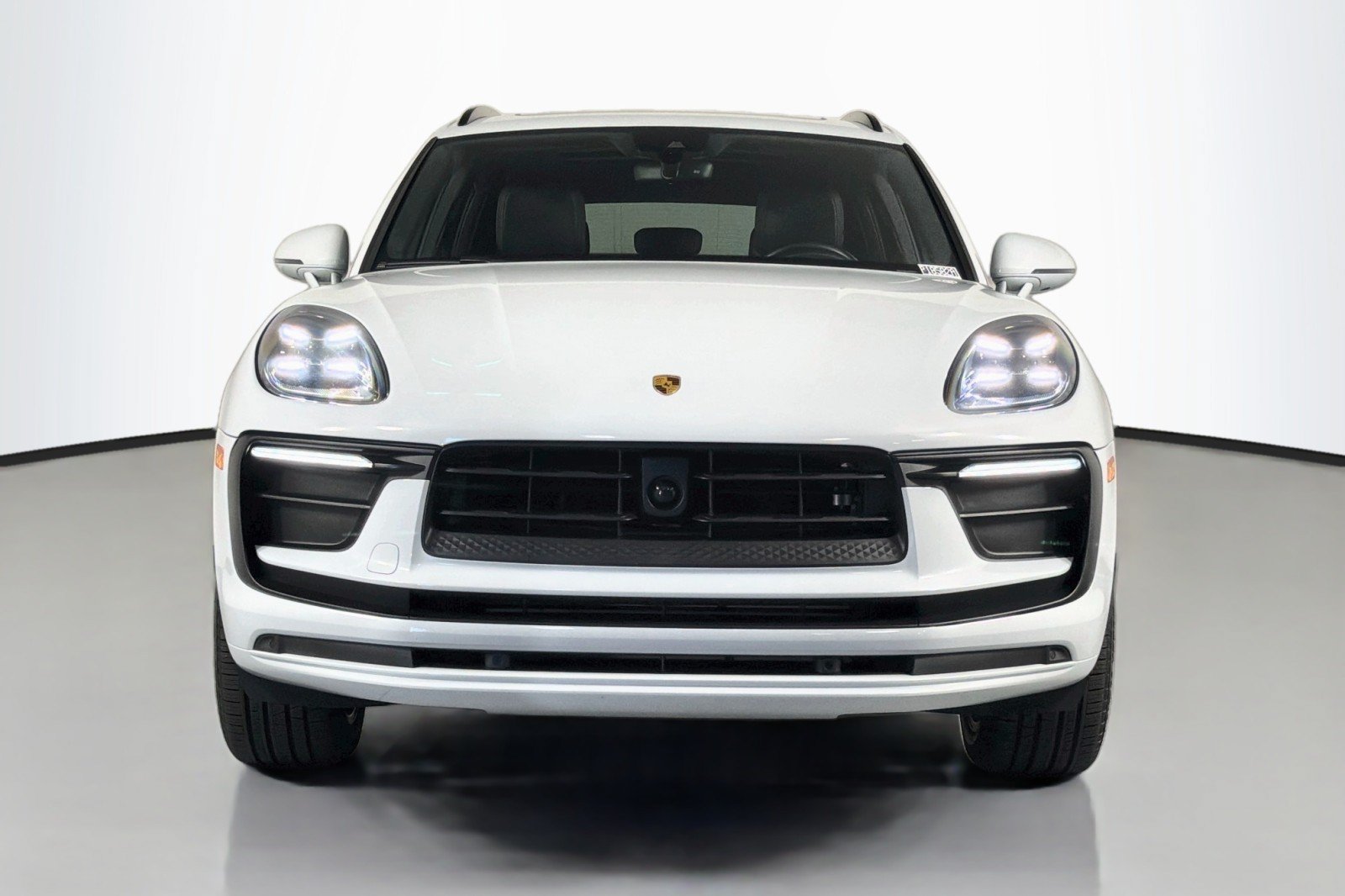 Used 2023 Porsche Macan AWD/4WD image 2