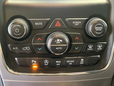 Used 2020 Jeep Grand Cherokee Laredo image 30