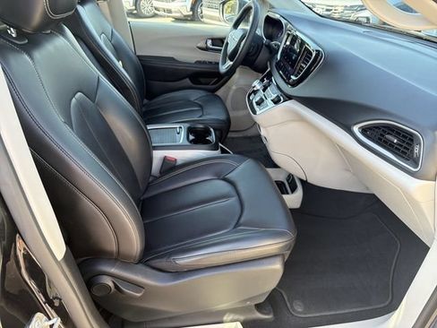 Used 2023 Chrysler Pacifica Touring-L FWD image 15