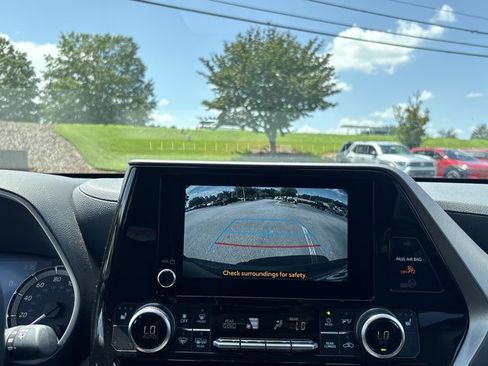 Used 2025 Toyota Highlander XLE AWD/4WD image 15