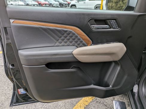 Certified 2024 GMC Canyon Denali image 9