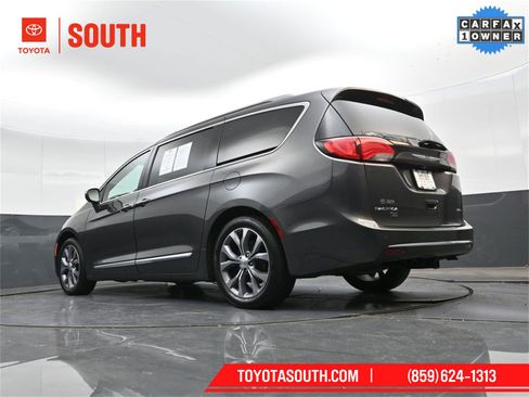 Used 2020 Chrysler Pacifica Limited image 36