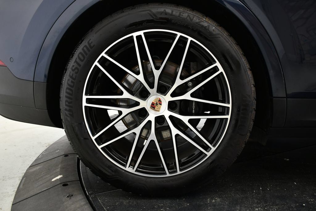 Certified 2025 Porsche Cayenne AWD/4WD image 15