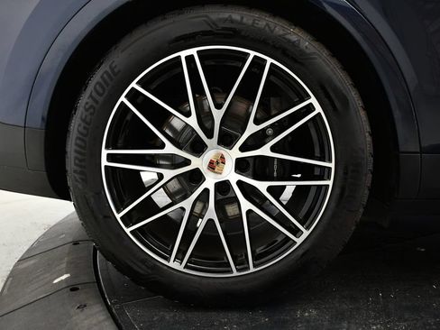 Certified 2025 Porsche Cayenne AWD/4WD image 15