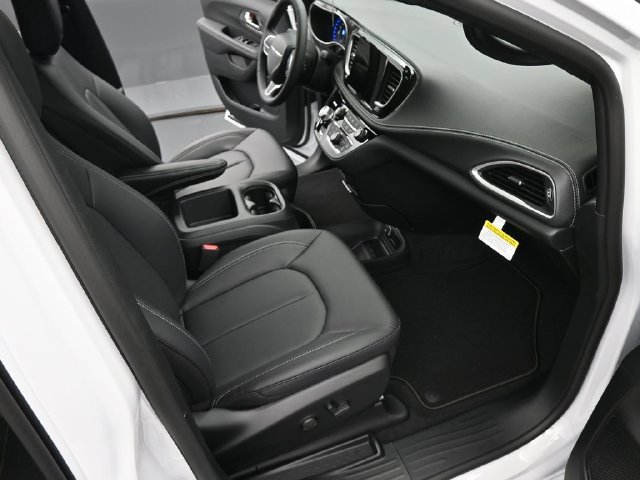 New 2025 Chrysler Pacifica Select w/ Uconnect Theater Family Group AWD/4WD image 17