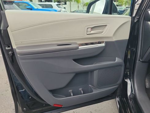 Used 2024 Toyota Sienna LE image 18