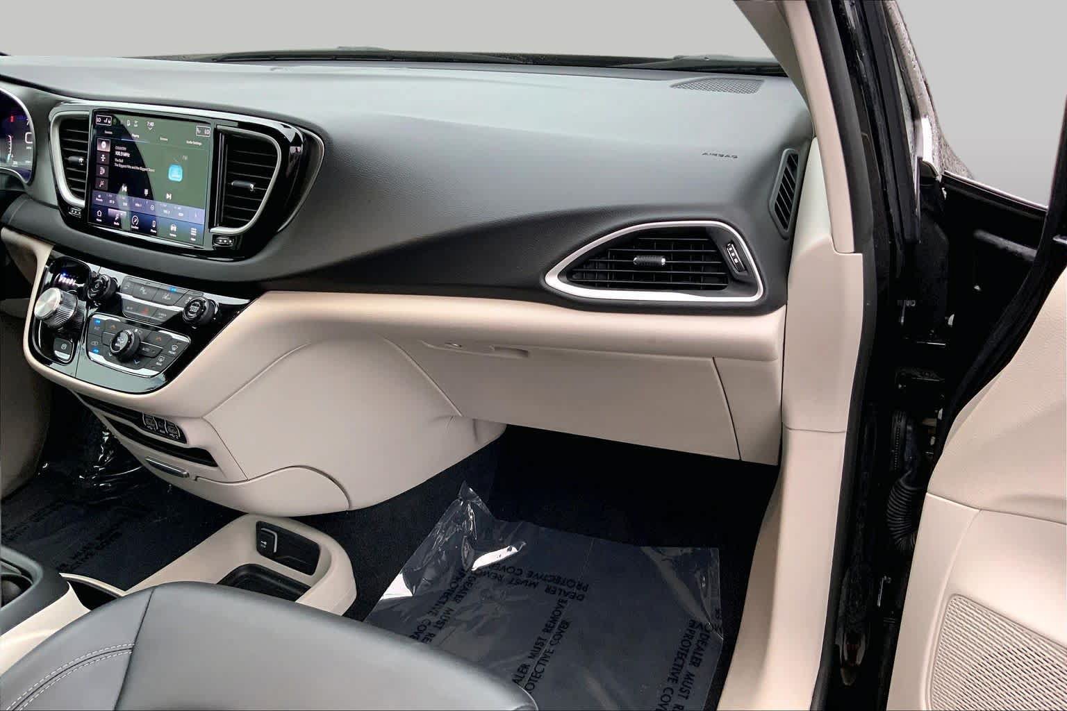 Used 2024 Chrysler Pacifica Touring-L FWD image 15