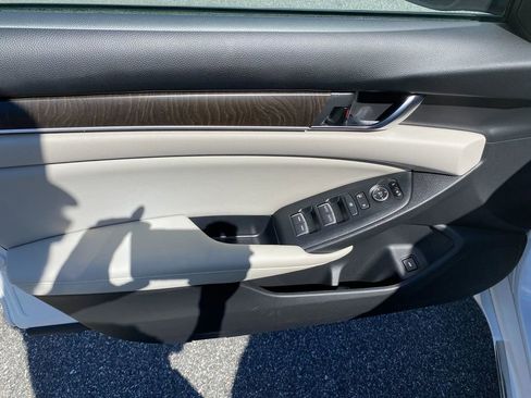 Used 2018 Honda Accord EX image 11