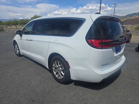 Used 2023 Chrysler Pacifica Touring-L FWD image 5