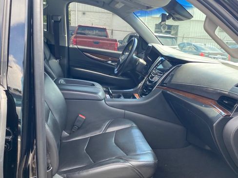 Used 2019 Cadillac Escalade Luxury RWD image 18