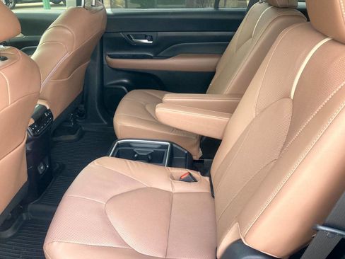 Used 2025 Toyota Grand Highlander AWD image 12