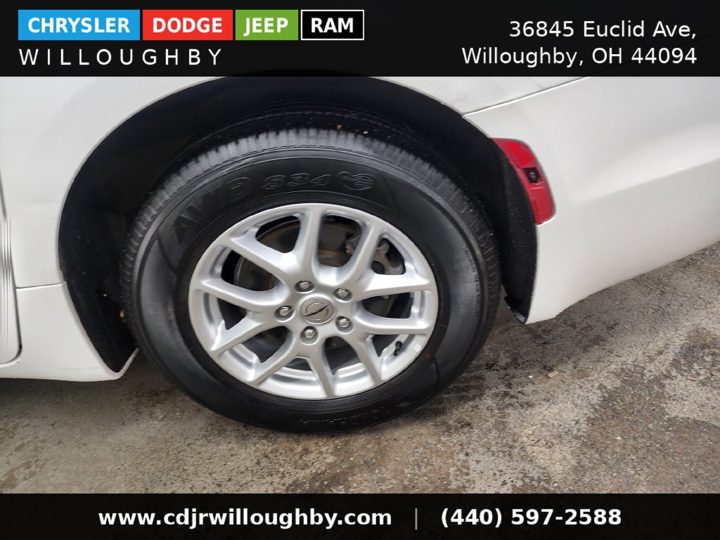 Used 2023 Chrysler Pacifica Touring-L FWD image 41