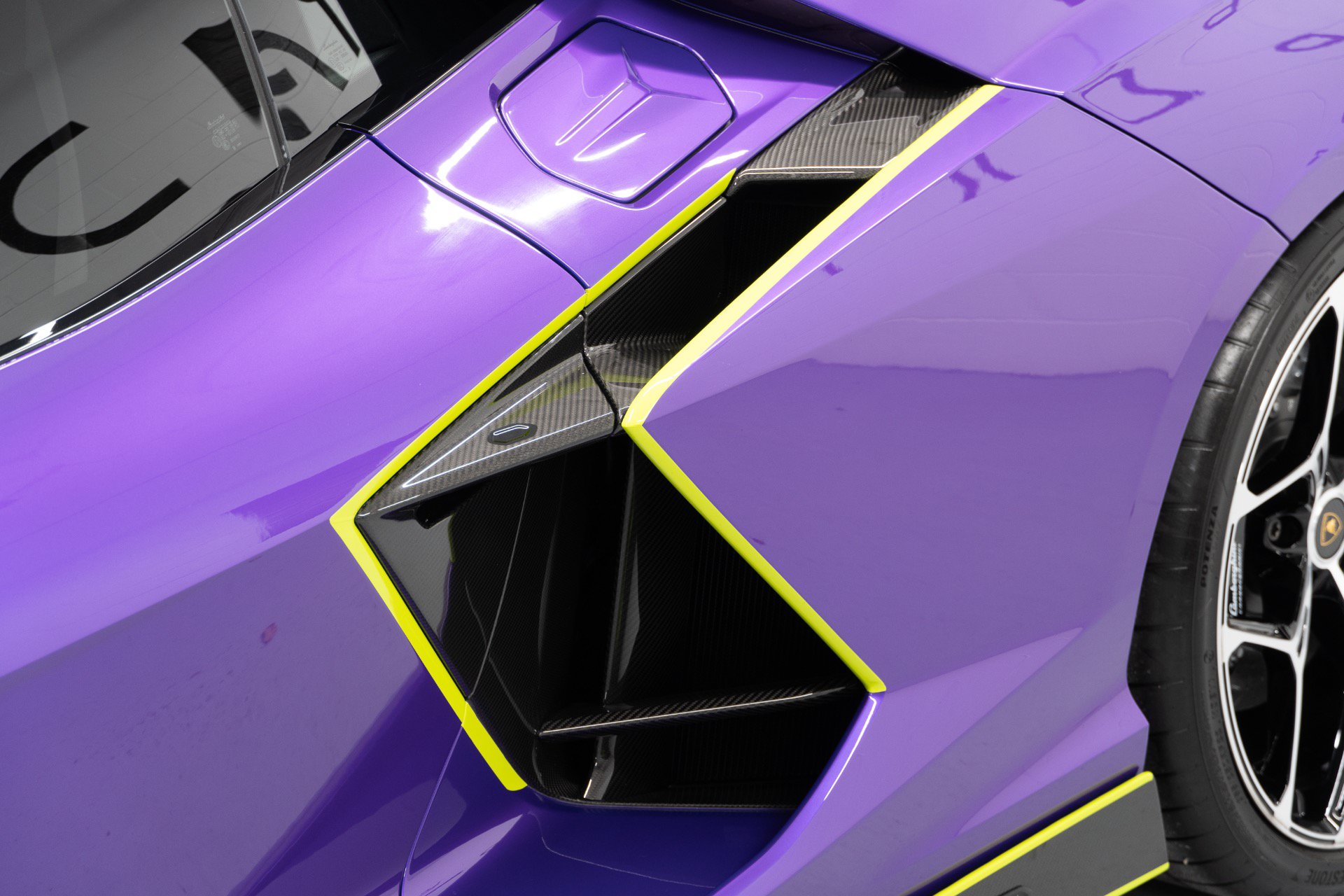 Used 2024 Lamborghini Revuelto AWD/4WD image 11