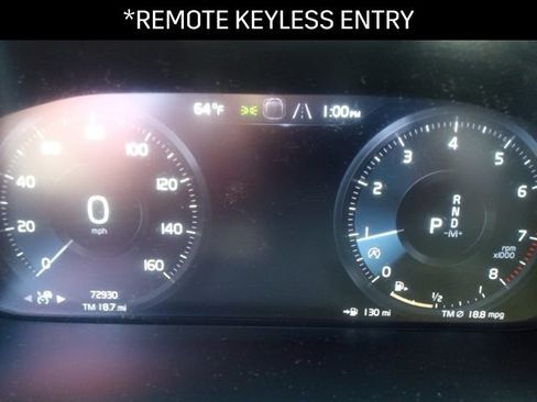 Used 2022 Volvo XC40 T5 R-Design image 12