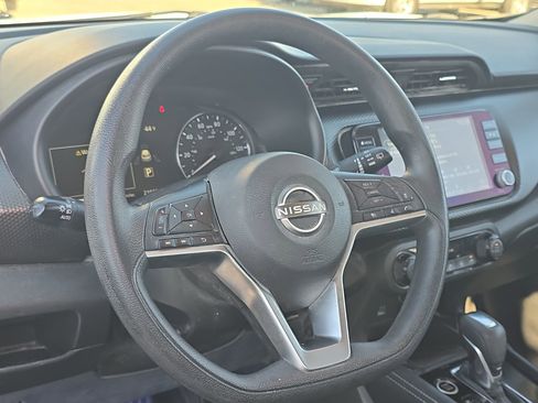 Used 2022 Nissan Kicks SV image 12