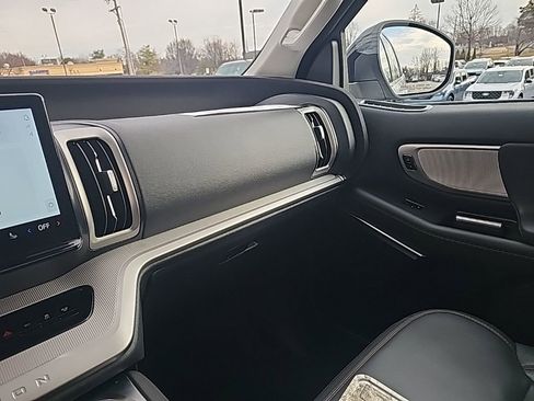 Used 2025 Ford Expedition Active image 22