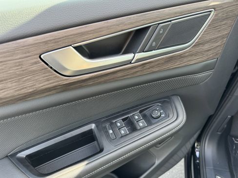 Used 2025 Volkswagen Atlas SEL image 15