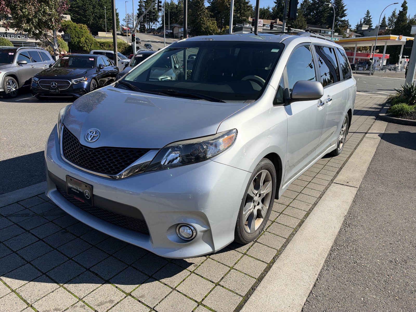 Used 2014 Toyota Sienna SE FWD image 1