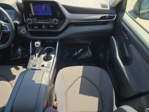 Used 2024 Toyota Highlander LE image 21