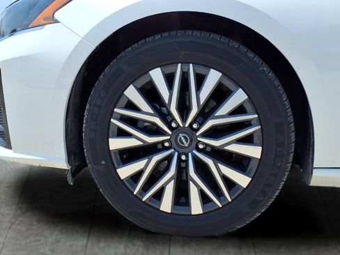 Used 2024 Nissan Altima 2.5 SV FWD image 8