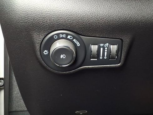 Used 2024 Jeep Compass Latitude image 12