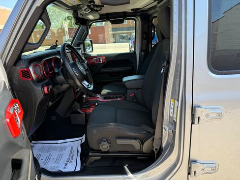 Used 2018 Jeep Wrangler Unlimited Sahara w/ Dual Top Group AWD/4WD image 10
