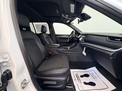 New 2026 Jeep Grand Cherokee Altitude AWD/4WD image 9