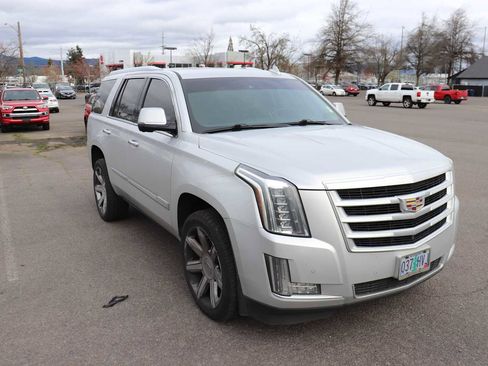 Used 2016 Cadillac Escalade Luxury image 3