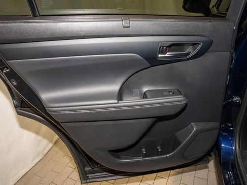 Used 2023 Toyota Highlander XLE image 9