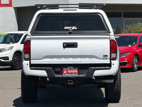 Used 2019 Toyota Tacoma TRD Off-Road w/ TRD Premium Off Road Package AWD/4WD image 8