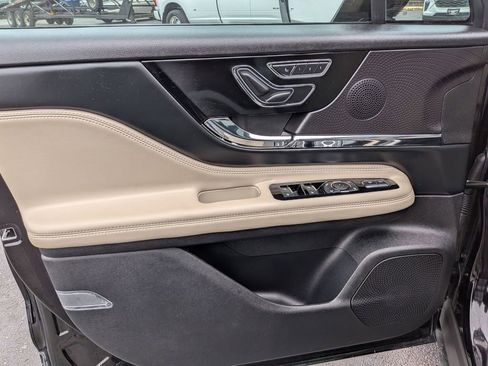 Used 2025 Lincoln Corsair Grand Touring w/ Towing Package AWD/4WD image 9