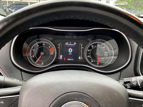 Used 2019 Jeep Cherokee Latitude Plus FWD image 25
