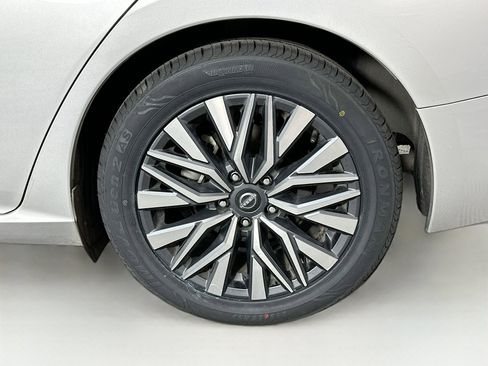 Used 2024 Nissan Altima 2.5 SV image 11