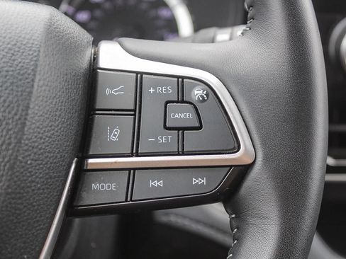 Used 2025 Toyota Highlander LE FWD image 33