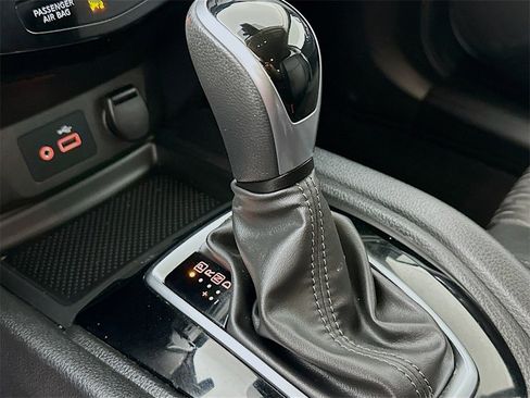 Used 2019 Nissan Rogue SV image 16