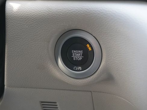 Used 2023 Chrysler Pacifica Touring-L FWD image 24