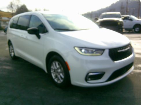 Used 2024 Chrysler Pacifica Touring-L FWD image 6