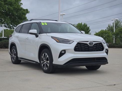 Used 2025 Toyota Highlander XLE image 3