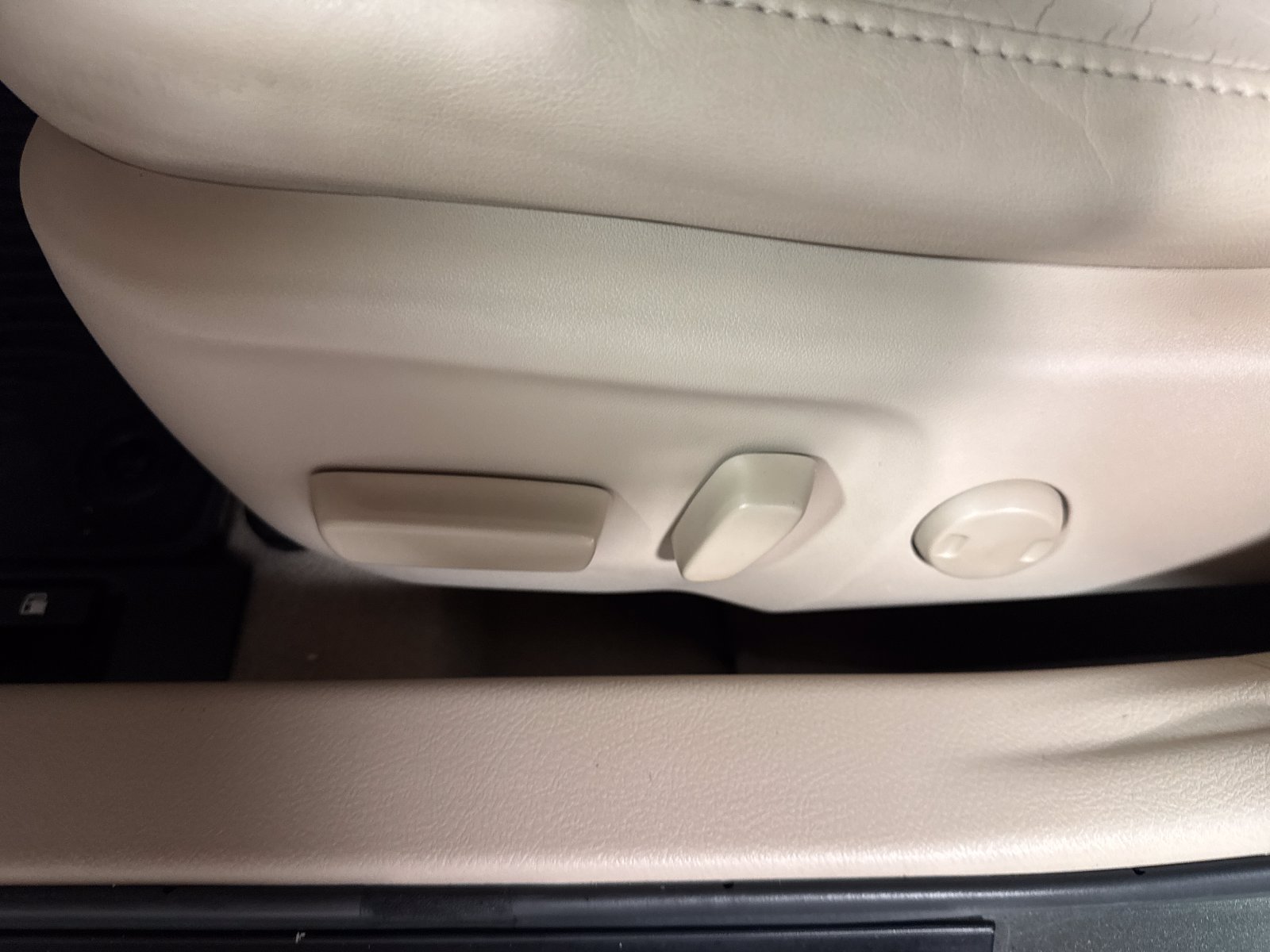 Used 2014 Toyota Camry XLE w/ Leather Package FWD image 11