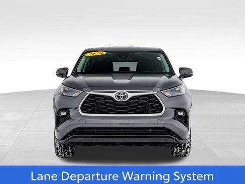 Used 2024 Toyota Highlander LE image 2