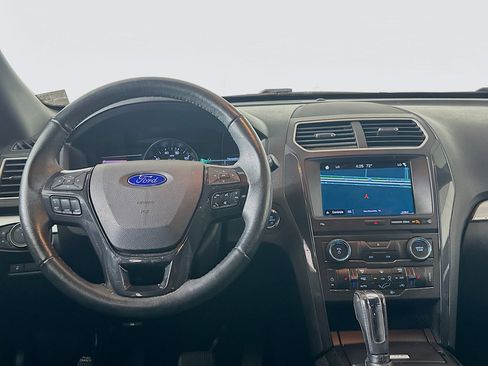 Used 2017 Ford Explorer XLT w/ Equipment Group 202A FWD image 18