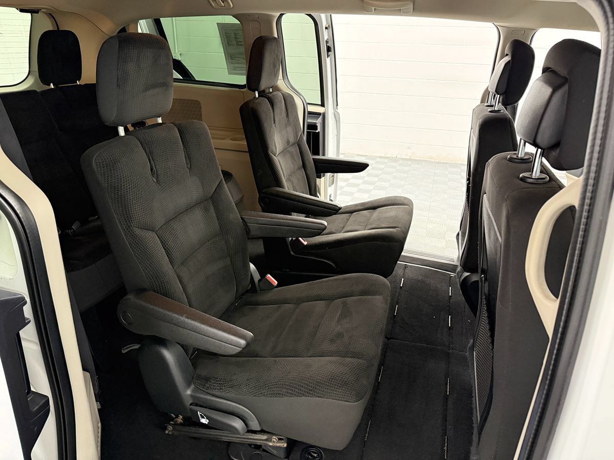 Used 2019 Dodge Grand Caravan SE FWD image 12