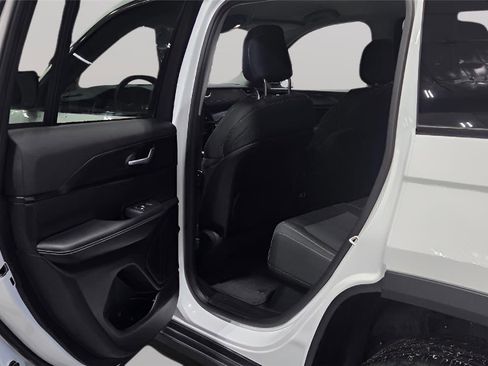 Used 2023 Jeep Grand Cherokee Laredo image 24